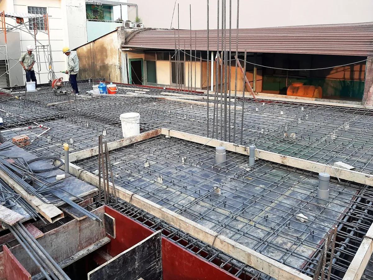 Thép sàn mái đang được bố trí tại công trình