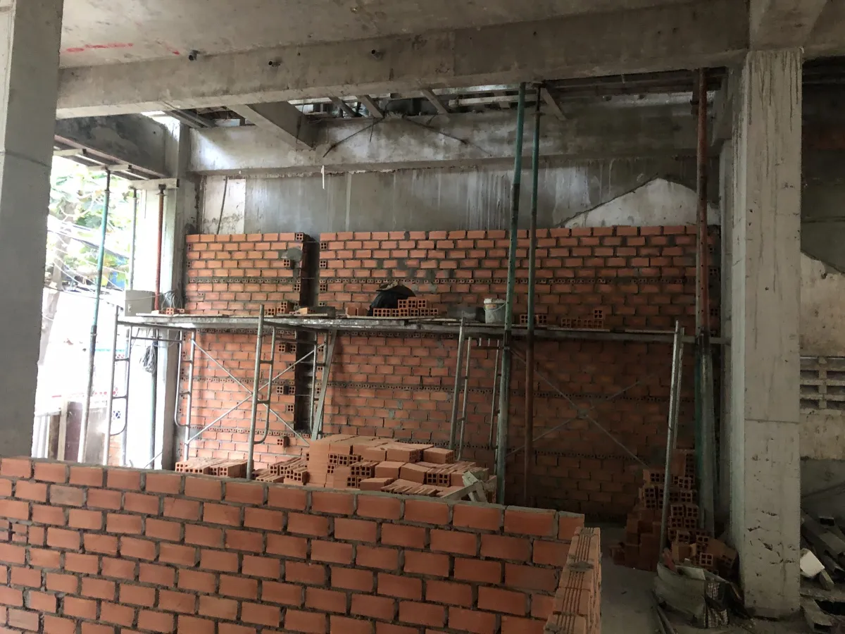 Xây tường gạch tầng trệt MP Villa