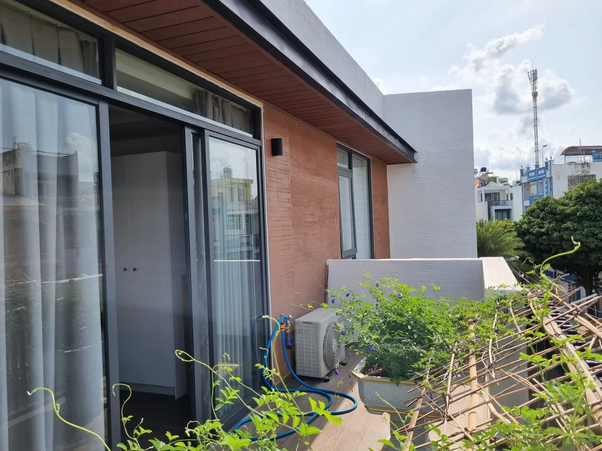 Hiên và ban công ốp gỗ BT Villa