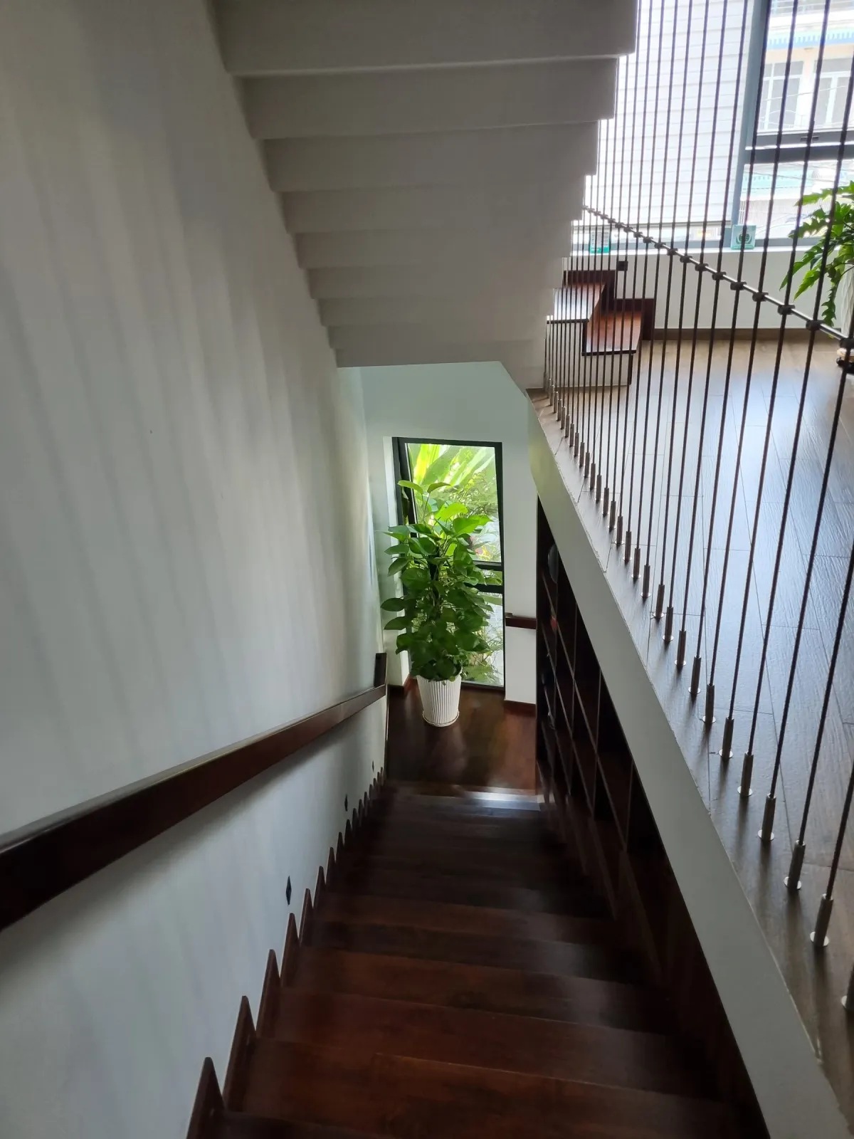 Hành lang cầu thang gỗ BT Villa