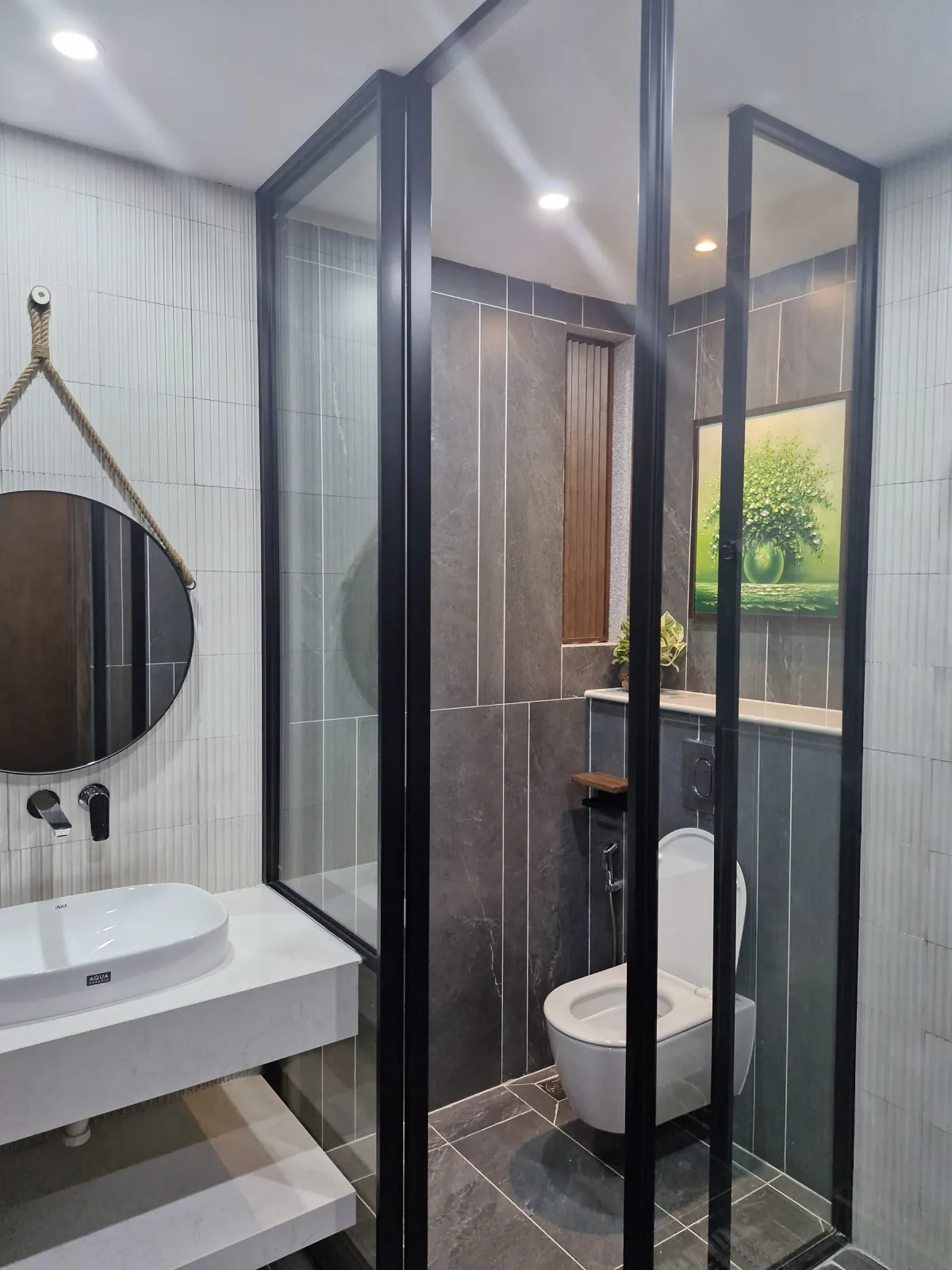 Phòng tắm kính khung đen MXT House