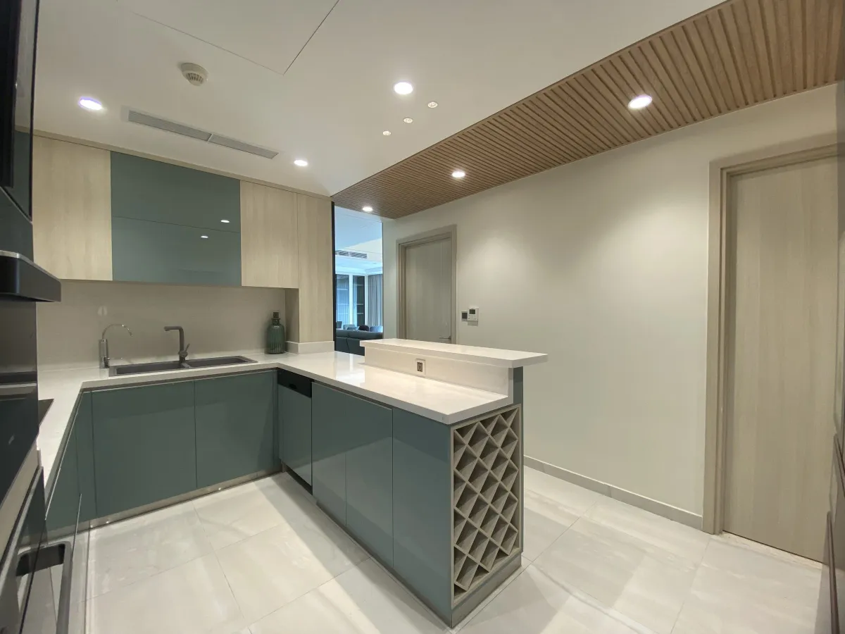Bếp chữ L căn hộ Happy Valley Premier