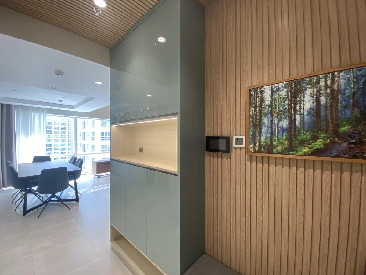 Lối vào ốp lam gỗ căn hộ Happy Valley Premier