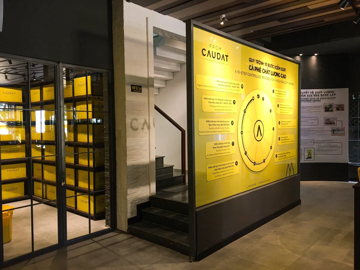 Khu trưng bày và cầu thang Cầu Đất Showroom