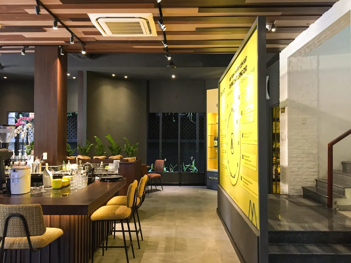 Quầy bar nhìn từ lối vào Cầu Đất Showroom